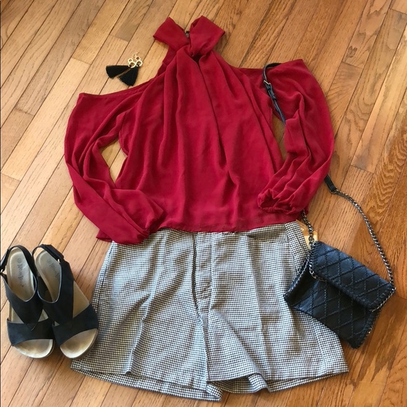 Tops - Red cold-shoulder top